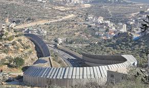 الجدار الفاصل حول الرام