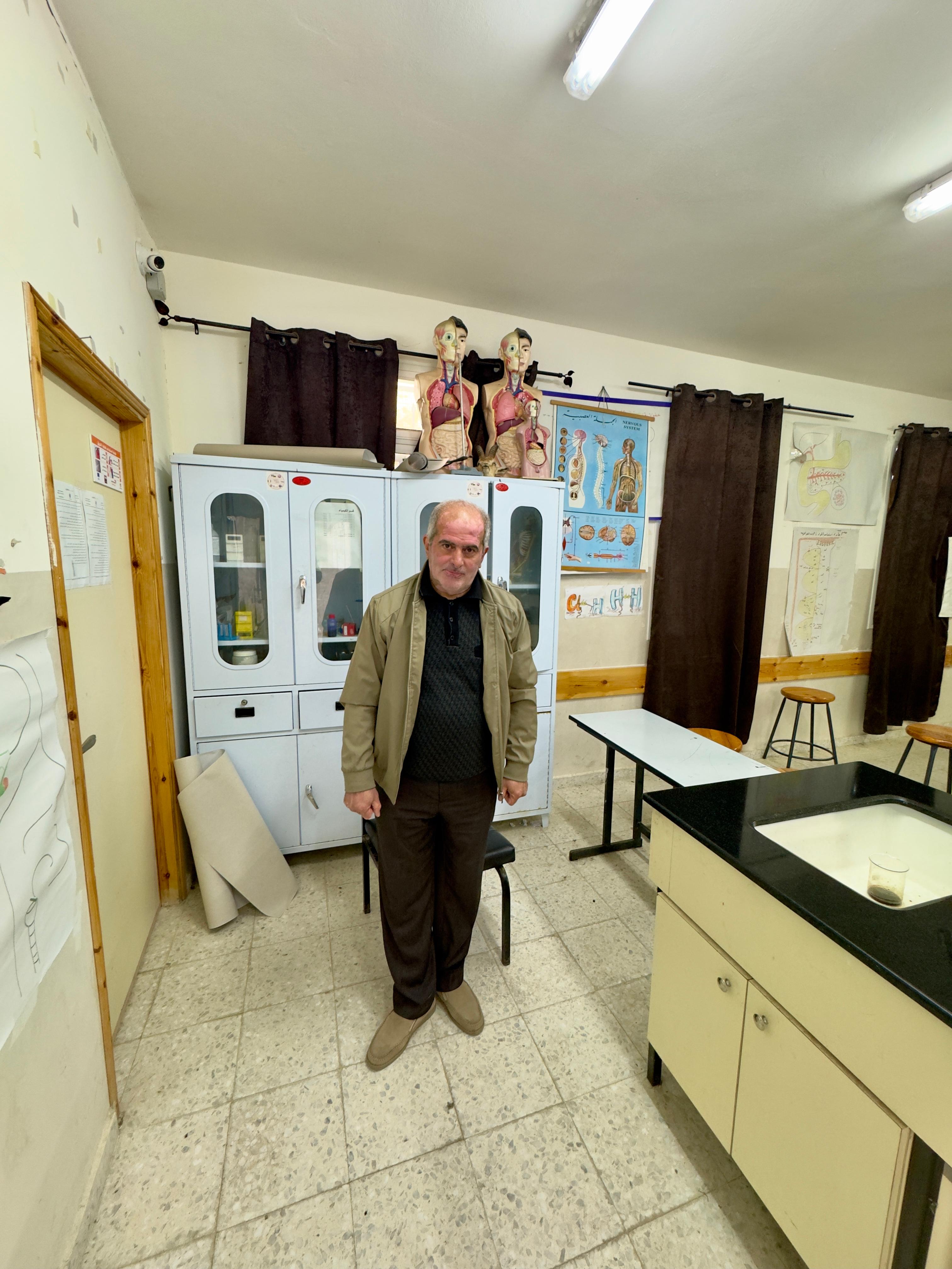 الأستاذ عاصم فياض المحترم ابن القرية والمحبوب لدى جميع أهل القرية والطلاب، يدرس الفيزياء