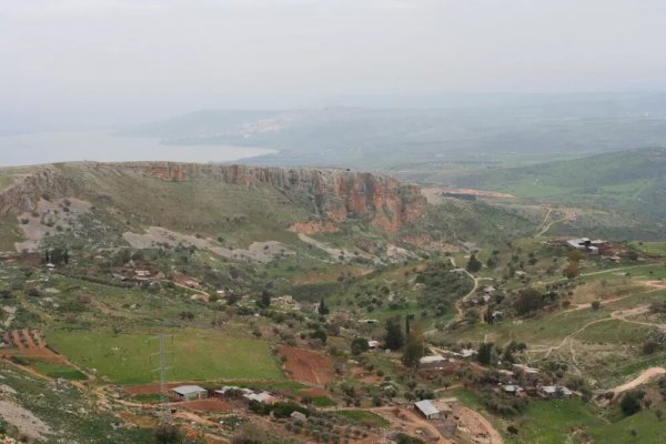 منظر عام في الإتجاه الجنوبي الشرقي، لاحظ بحيرة طبرية في الخلف، نقلاً عن موقع فلسطين في الذاكرة