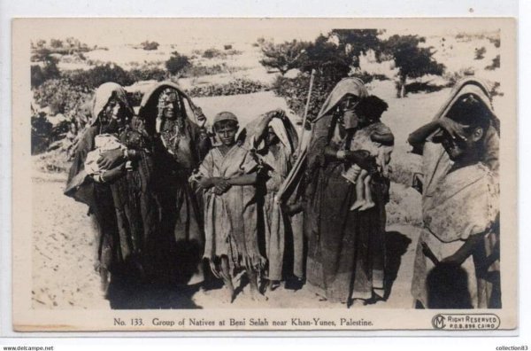 خان يونس بني سهيلا 1917 مجموعة من البدويات بمنطقة الشيخ ناصر شرق خان يونس حيث كانت تقيم عشيرة الملالحة والتي كانت تتملك الأرض بالمنطقة في ذلك الوقت ومازالت مقبرتهم موجودة لغاية اليوم بالمنطقة.  #فادي_سلايمة #فلسطين_زمن_العثمانلي