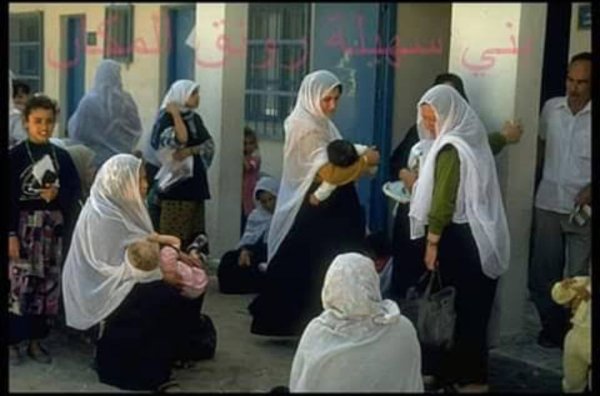 صورة قديمة لنسوة من بني سهيلة في المركز الصحي