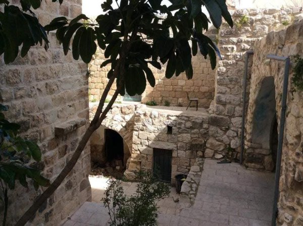 البلدة القديمة في قرية دير استيا في محافظة سلفيت، نقلاً عن صفحة أبناء البلد