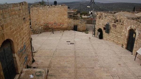 صور من مباني قديمة في قرية دير إستيا