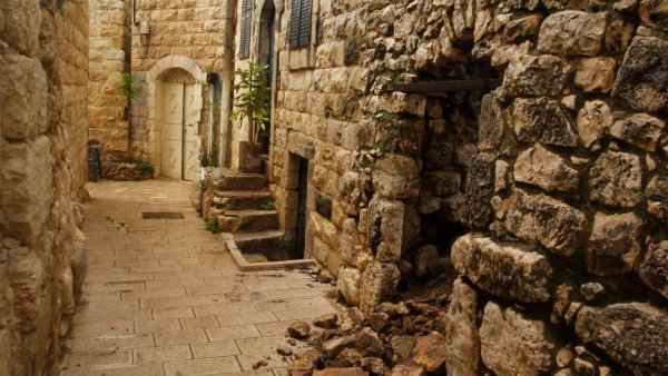 صور من مباني قديمة في قرية دير إستيا