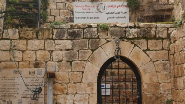 صور من مباني قديمة في قرية دير إستيا