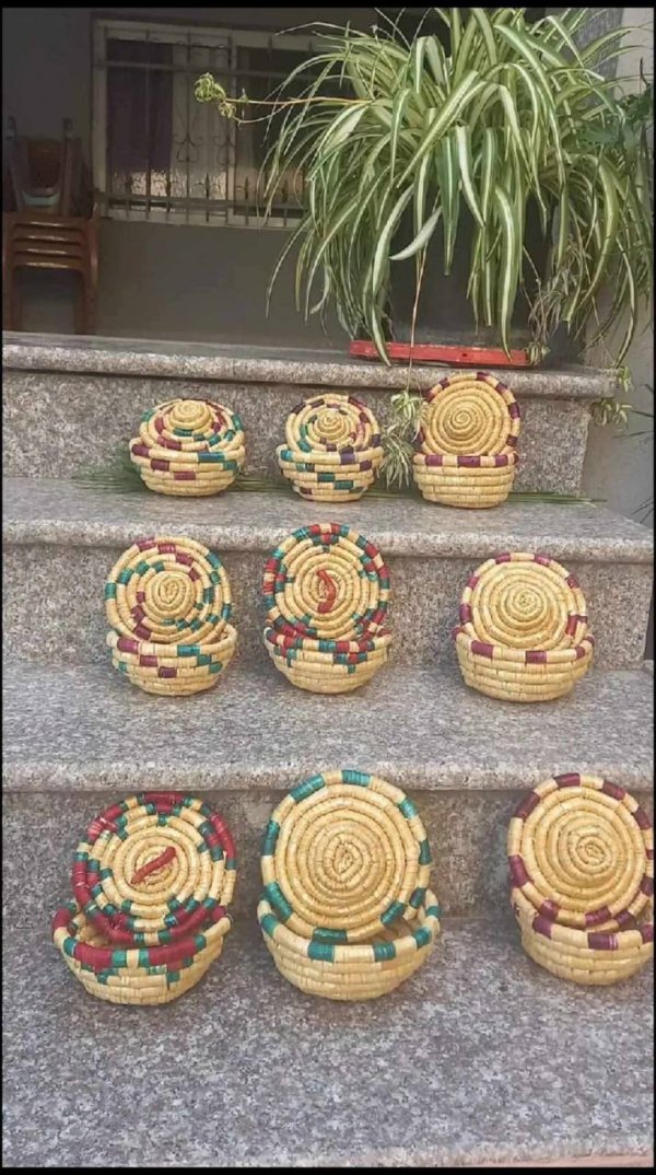 سيدة من كفل حارس ،، سلفيت ،، تبدع بصناعة أطباق القش من القمح ،،، إم مجاهد