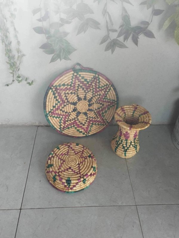 سيدة من كفل حارس ،، سلفيت ،، تبدع بصناعة أطباق القش من القمح ،،، إم مجاهد