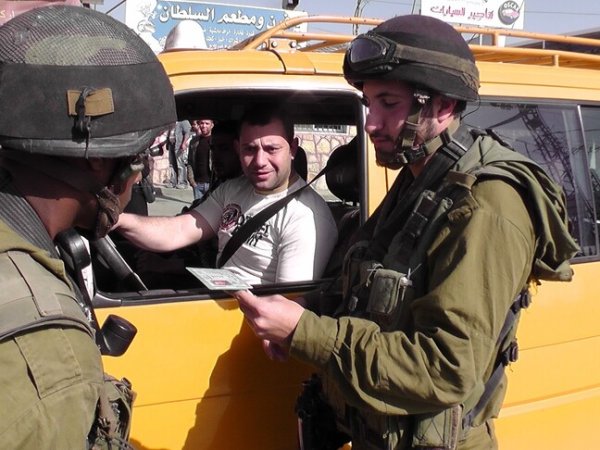 حاجز للاحتلال في القرية/قرية سرطة