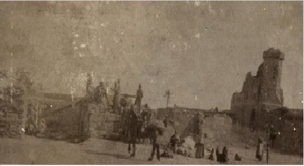 صورة نادرة لمدينة خان يونس تعود لعام 1917 تظعر فيها بئر المياه القديم الواقع جنوب القلعة مكان مبنى البلدية الحالي، نقلاً عن موقع النخلة| عائلة الآغا https://www.elagha.net/11376