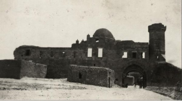 صورة نادرة لقلعة برقوق جنوبي مدينة خان يونس تعود لعام 1917، نقلاً عن موقع النخلة| عائلة الآغا https://www.elagha.net/11376