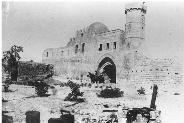 صورة نادرة لقلعة برقوق جنوبي مدينة خان يونس تعود لعام 1917، نقلاً عن موقع النخلة| عائلة الآغا https://www.elagha.net/11376