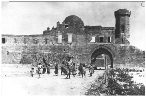 صورة نادرة لقلعة برقوق جنوبي مدينة خان يونس تعود لعام 1917، نقلاً عن موقع النخلة| عائلة الآغا https://www.elagha.net/11376