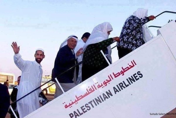 حجاج يستقلون الطائرة من مطارة غزة الدولي إلى مكة المكرمة قبيل عام 2001