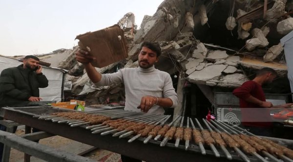 مواطنون يتسوقون في سوق أقيم بين الأنقاض في مخيم جباليا شمال غزة، خلال شهر رمضان المبارك 2025، نقلاً عن : شبكة وفا الإخبارية