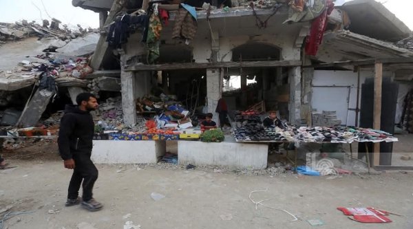 مواطنون يتسوقون في سوق أقيم بين الأنقاض في مخيم جباليا شمال غزة، خلال شهر رمضان المبارك 2025، نقلاً عن : شبكة وفا الإخبارية