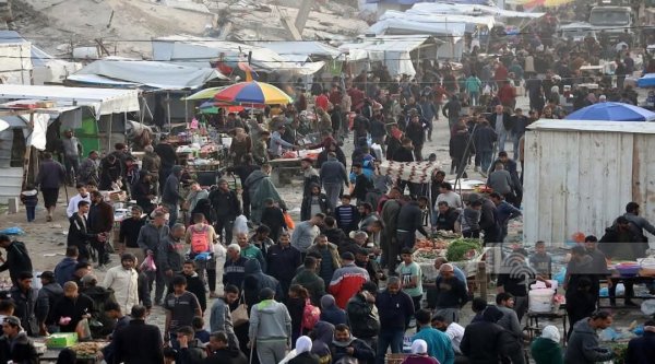 مواطنون يتسوقون في سوق أقيم بين الأنقاض في مخيم جباليا شمال غزة، خلال شهر رمضان المبارك 2025، نقلاً عن : شبكة وفا الإخبارية