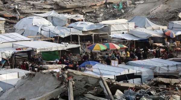 مواطنون يتسوقون في سوق أقيم بين الأنقاض في مخيم جباليا شمال غزة، خلال شهر رمضان المبارك 2025، نقلاً عن : شبكة وفا الإخبارية