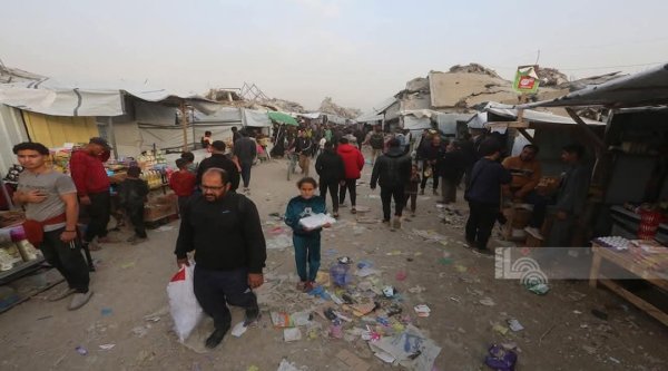 مواطنون يتسوقون في سوق أقيم بين الأنقاض في مخيم جباليا شمال غزة، خلال شهر رمضان المبارك 2025، نقلاً عن : شبكة وفا الإخبارية