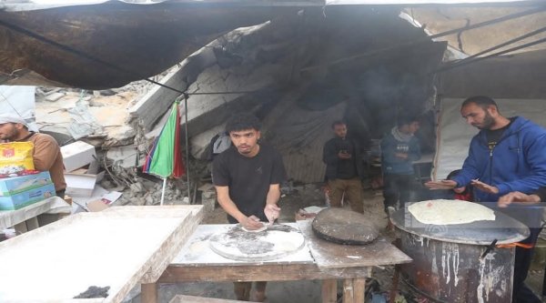 مواطنون يتسوقون في سوق أقيم بين الأنقاض في مخيم جباليا شمال غزة، خلال شهر رمضان المبارك 2025، نقلاً عن : شبكة وفا الإخبارية