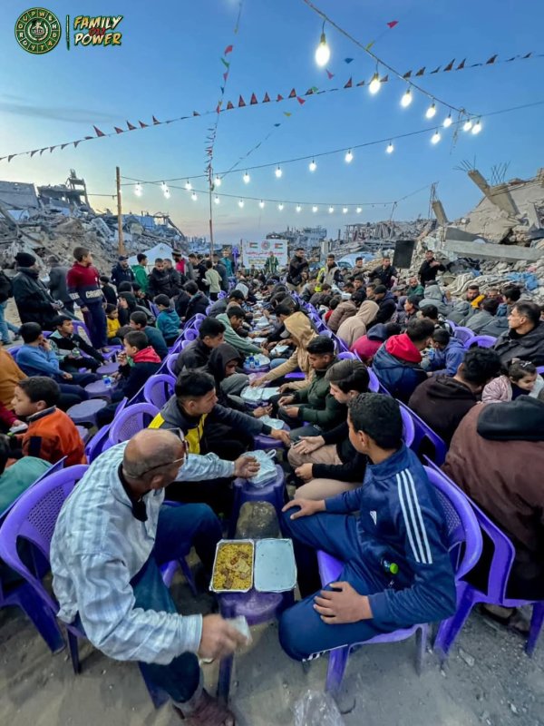 إفطار مجموعة وحداتي لأهالي مخيم جباليا على أنقاض بيوتهم، يوم 3 رمضان 1446هـ، 3 آذار 2025 بعدسة: أ.نصر البرقاوي