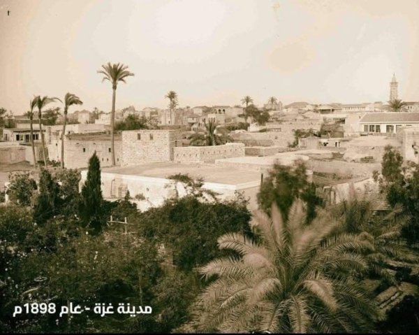 صوة نادرة من البلدة القديمة في مدينة غزة تعود لعام 1898، نقلاً عن صفحة تاريخ الدولة العثمانية