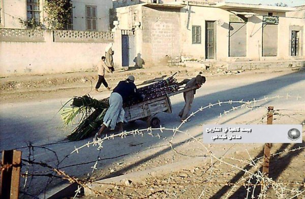 صورة نادرة تعود لعام 1957 في شارع عمر المختار من أمام سور مجمع أبو خضره في مدينة غزة