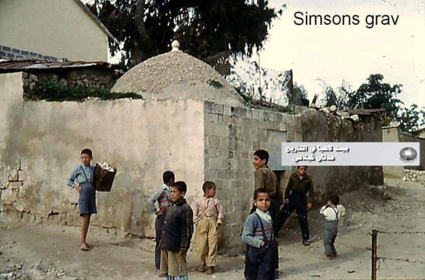 صورة نادرة تعود لعام 1958 لأطفال أمام مقام أبو العزم في حي الدرج غربي مدينة غزة