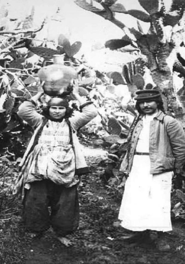 رجل وامرأة  عربين في قرية الفولة عام 1915