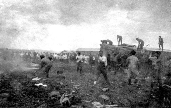 صورة الصهاينة المستوطنين وهم يهدمون منازل قريتنا العربية الفولة بعد أن طردوا أهل القرية، الصورة عام 1925