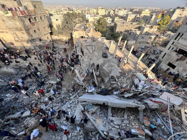 صور صبيحة يوم 10-11-2023 حيث كانت عمليات انتشال جثامين الشهداء والجرحى جارية من تحت أنقاض عمارتي عائلة أبو خاطر وأبو حماد