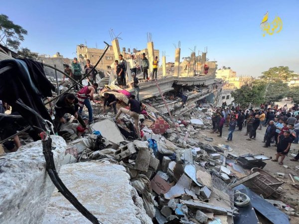 صور صبيحة يوم 10-11-2023 حيث كانت عمليات انتشال جثامين الشهداء والجرحى جارية من تحت أنقاض عمارتي عائلة أبو خاطر وأبو حماد