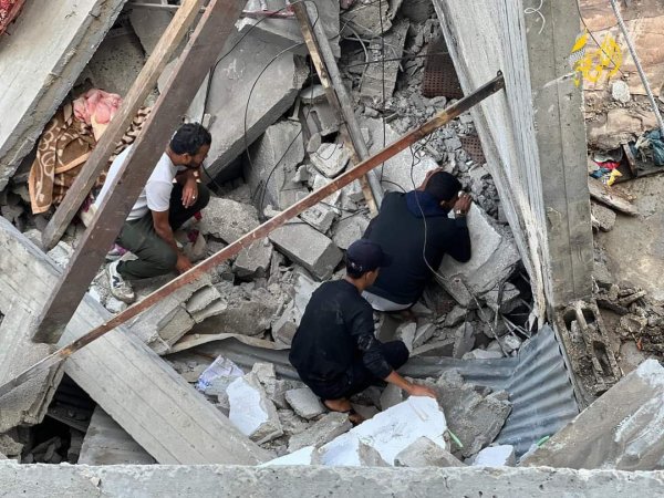 صور صبيحة يوم 10-11-2023 حيث كانت عمليات انتشال جثامين الشهداء والجرحى جارية من تحت أنقاض عمارتي عائلة أبو خاطر وأبو حماد