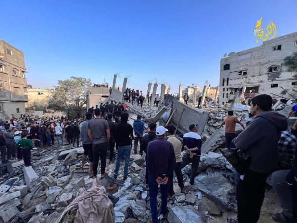 صور صبيحة يوم 10-11-2023 حيث كانت عمليات انتشال جثامين الشهداء والجرحى جارية من تحت أنقاض عمارتي عائلة أبو خاطر وأبو حماد