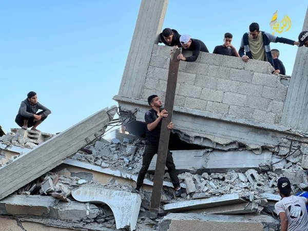 صور صبيحة يوم 10-11-2023 حيث كانت عمليات انتشال جثامين الشهداء والجرحى جارية من تحت أنقاض عمارتي عائلة أبو خاطر وأبو حماد