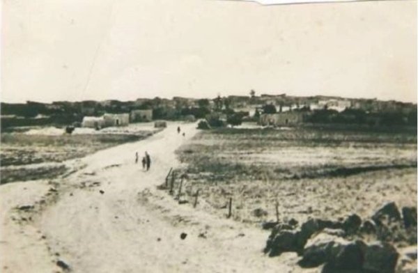 مدخل قرية أبو شوشة قضاء الرملة قبل النكبة