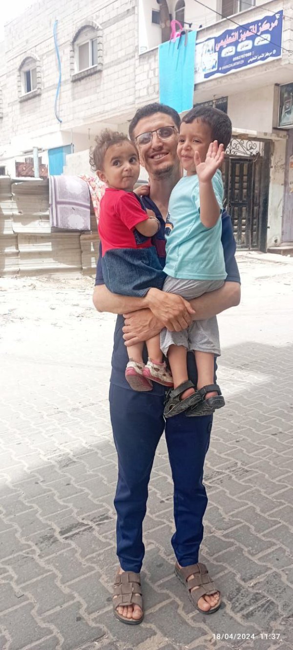 الشهيد الصحفي عبد الله السوسي وطفليه حمزة ورغد