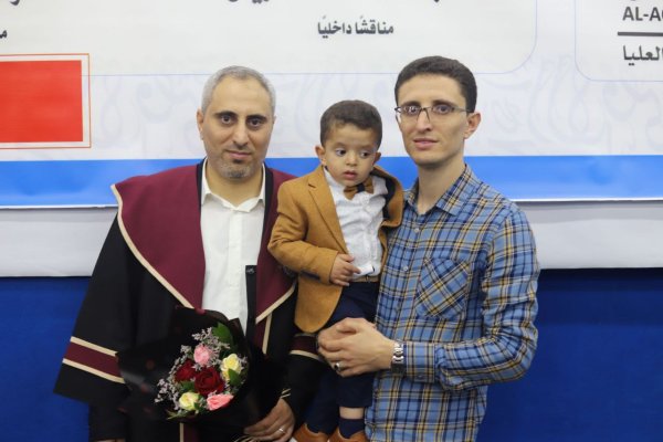 الشهيد الصحفي عبد الله السوسي وطفله حمزة