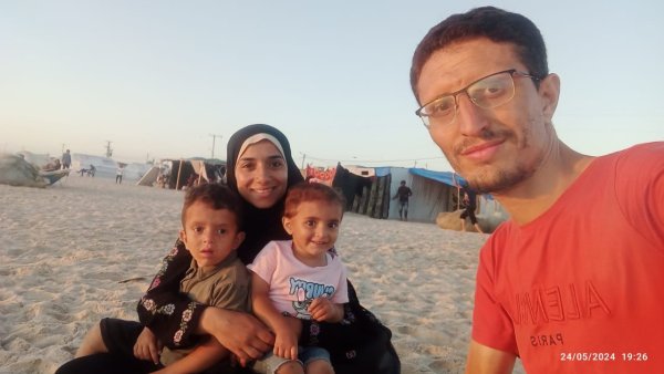 الشهيد الصحفي عبد الله السوسي وطفليه حمزة ورغد وزوجته السيدة آية حسونة