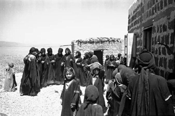 صورة لنسوة من قرية النقيب على الأرجح أنها صورة لأحد الأعراس في القرية وتعود لعام 1930 صورة لنسوة من قرية النقيب على الأرجح أنها صورة لأحد الأعراس في القرية وتعود لعام 1930