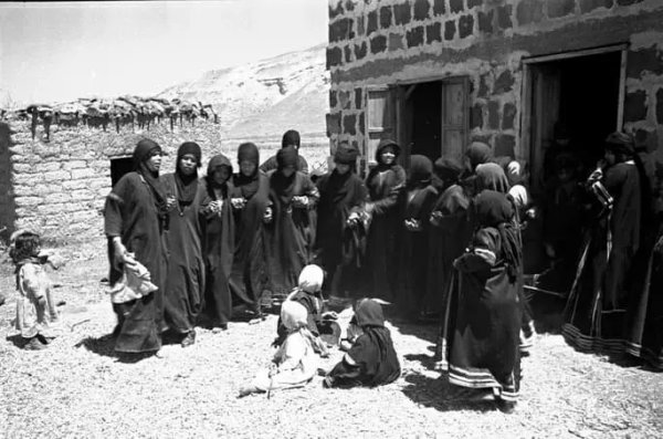 صورة لنسوة من قرية النقيب على الأرجح أنها صورة لأحد الأعراس في القرية وتعود لعام 1930 صورة لنسوة من قرية النقيب على الأرجح أنها صورة لأحد الأعراس في القرية وتعود لعام 1930