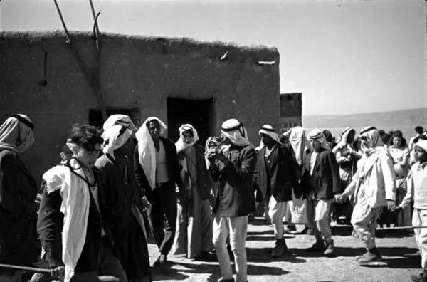 رجال من قرية النقيب يدبكون في حفل زفاف قبل النكبة رجال من قرية النقيب يدبكون في حفل زفاف قبل النكبة