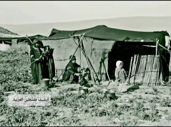 صورة تعود لعام 1939 وتظهر فيها سيدة من قرية النقيب تصنع اللبن بالشكوة صورة تعود لعام 1939 وتظهر فيها سيدة من قرية النقيب تصنع اللبن بالشكوة