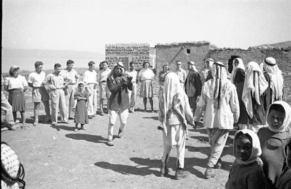 عرس في قرية النقيب على الأرجح أنها تعود لعام 1937 أو بعده، وفي الصورة يظهر بعض مستوطنة عين غب عرس في قرية النقيب على الأرجح أنها تعود لعام 1937 أو بعده، وفي الصورة يظهر بعض مستوطنة عين غب