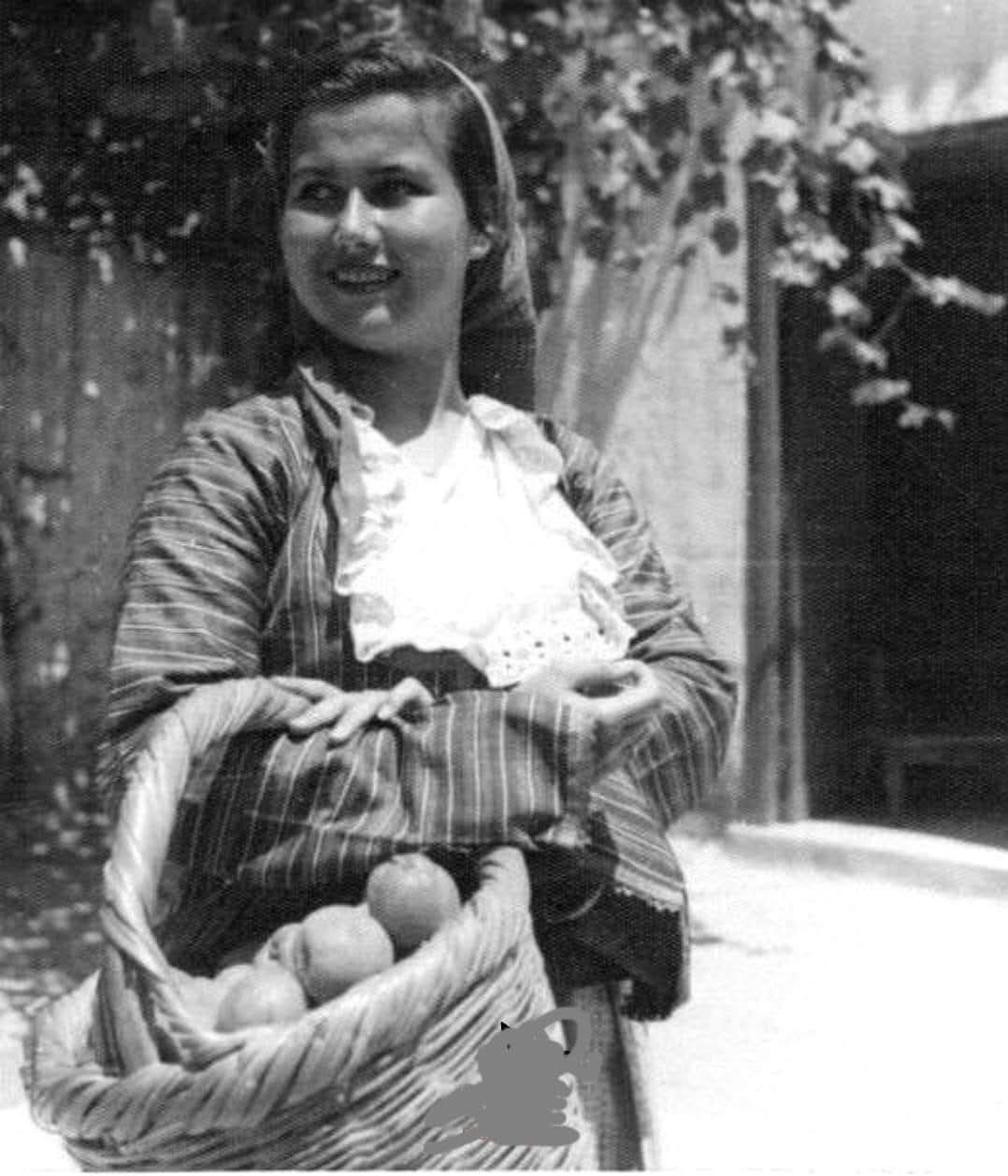 قرية الشيخ مونس قضاء يافا/ فلسطين،  فتاه تحمل سلة برتقال .  عام 1934