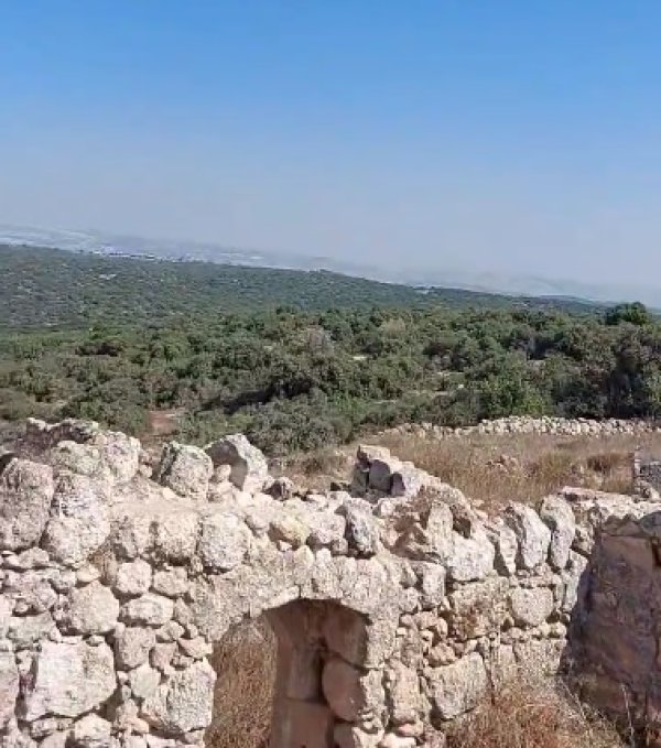 من آثار البيوت في قرية عجور / الخليل