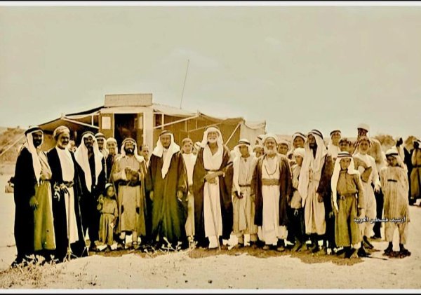 صورة تذكارية لرجال وشبان من قرية نجد قضاء غزة أربعينيات القرن العشرين. نقلاً عن صفحة: أرشيف فلسطين العربية