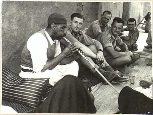 جنود بريطانيين في ضيافة أهل قرية دمرة