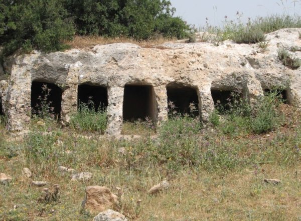 آثار المغر بالفرب من قرية  ماروس