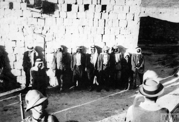 ابناء قرية ماروس أثناء حملة تفتيش إبان ثورة 1936