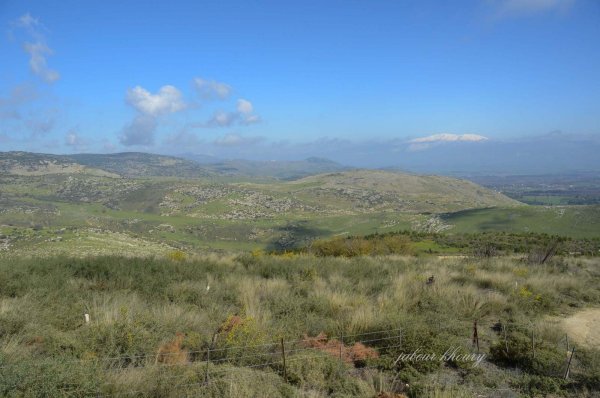 قرية ماروس و يظهر جبل الشيخ في الخلفية